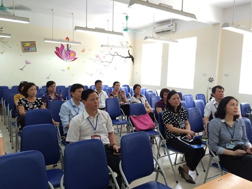 Lãnh đạo quận Long Biên kiểm tra việc thực hiện mô hình trường học điện tử